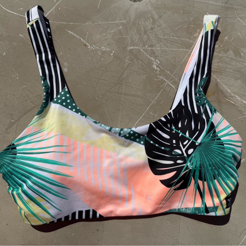 Roxy size large women’s swim top with adjustable bra pads. never worn